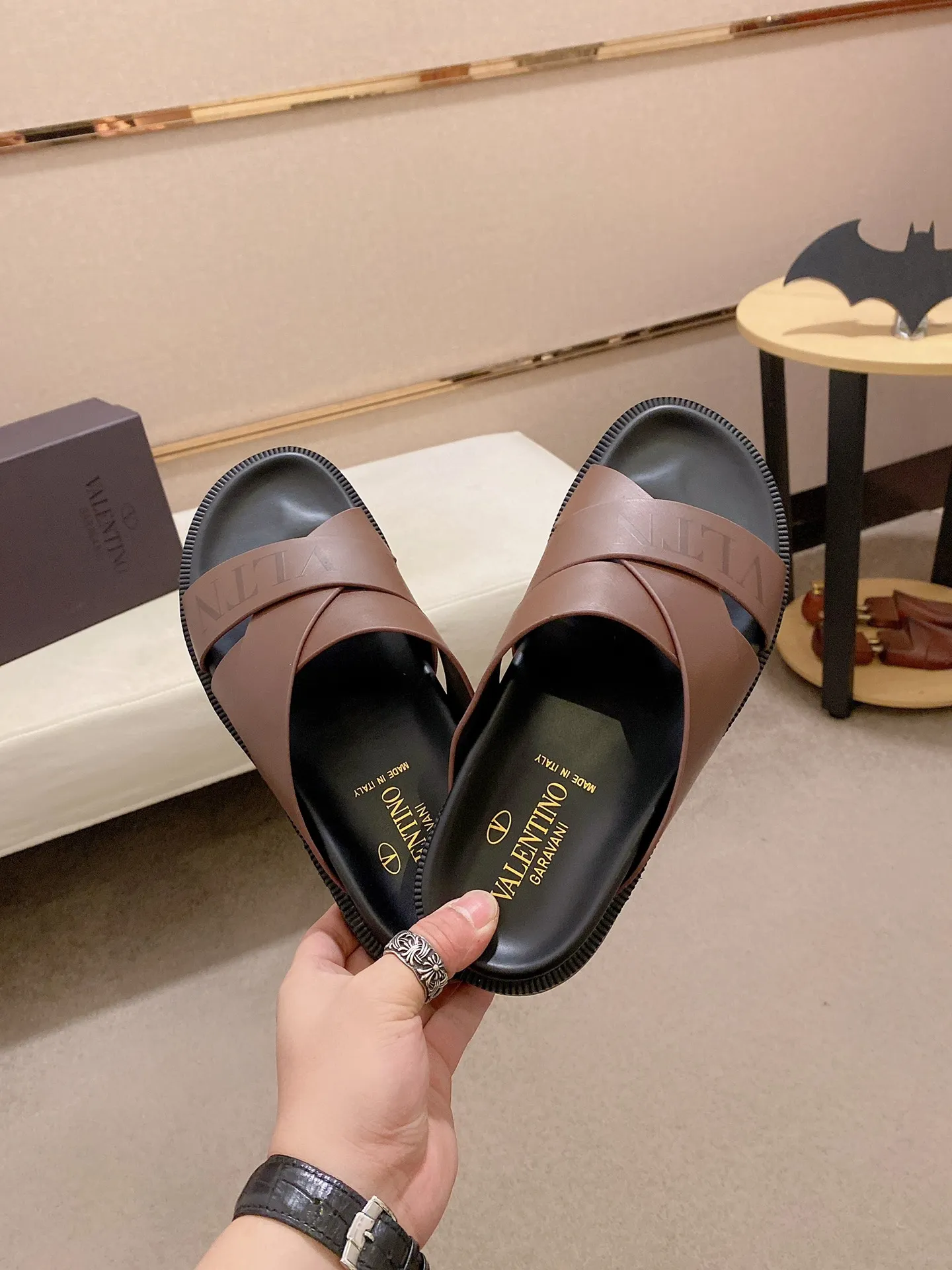Men's shoes💰: 440💰[Valentino] New men's boutique slippers, counter quality, classic plaid, the actual workmanship is quite complex🔰The uppers are made of imported fabrics➕🐑Sheepskin lining, which tests the craftsman's craftsmanship➕original PU outsole. Size: 38-44 (45 can be customized, non-refundable)